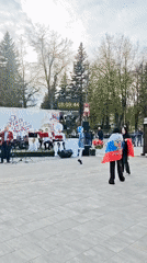 Outdoor musical performance draws crowds in Russian town square