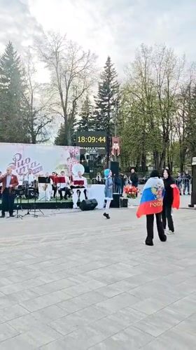 Outdoor musical performance draws crowds in Russian town square