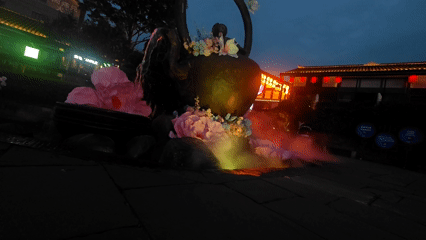 Evening fountain display draws attention in Shapingba District plaza
