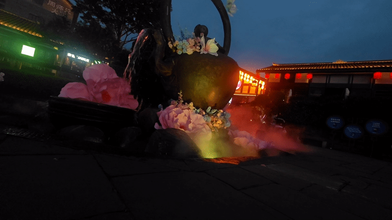 Evening fountain display draws attention in Shapingba District plaza