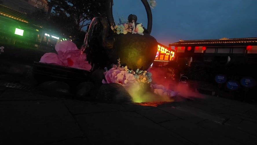 Evening fountain display draws attention in Shapingba District plaza