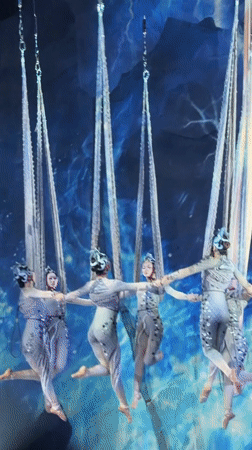 Aerial circus performance with aquatic themes staged in Nan'an District
