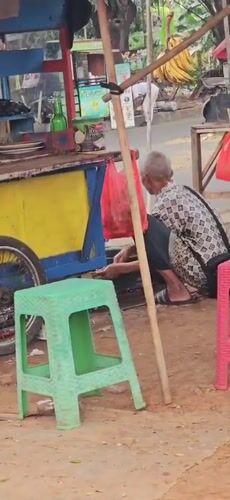 Kids play and vendors sell at a lively Bekasi outdoor market