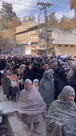 Crowds gather for memorial demonstration in Quetta streets