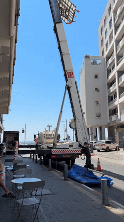 Tel Aviv morning: crane work, a selfie, and lunch