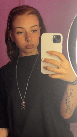Woman documents evening routine with selfies and pizza in Buenos Aires