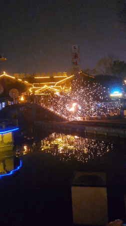 Traditional fire performance illuminates Chongqing waterway district