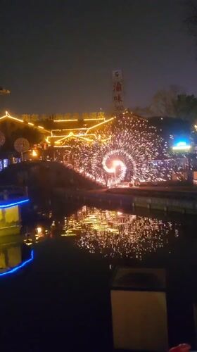 Traditional fire performance illuminates Chongqing waterway district