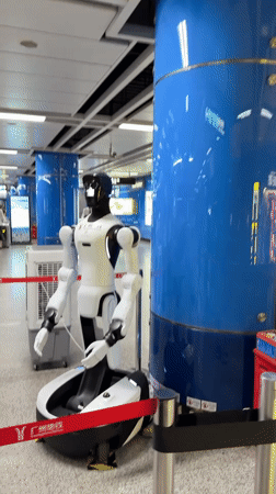 Humanoid robot spotted in Haizhu District subway station