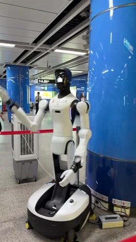 Humanoid robot spotted in Haizhu District subway station