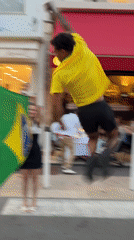 Street performers, diners enjoy sunny afternoon in Antibes