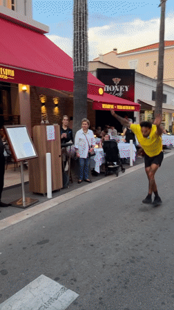 Street performers, diners enjoy sunny afternoon in Antibes