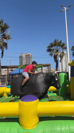 Outdoor amusement event draws crowds in Arica, Chile