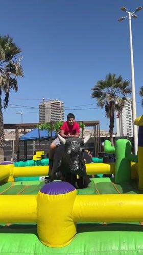 Outdoor amusement event draws crowds in Arica, Chile
