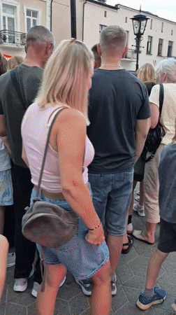 Ceremonial lamppost lighting draws a crowd in central Brest