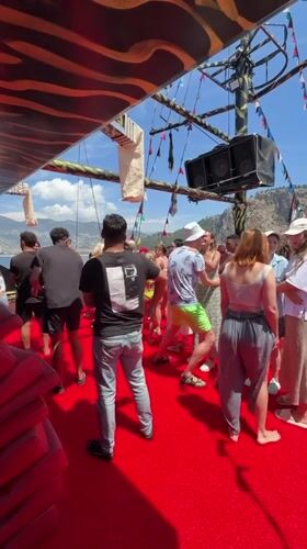 Boat party celebration filmed off Alanya coast