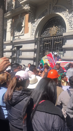Political demonstration draws crowds to government building in La Paz
