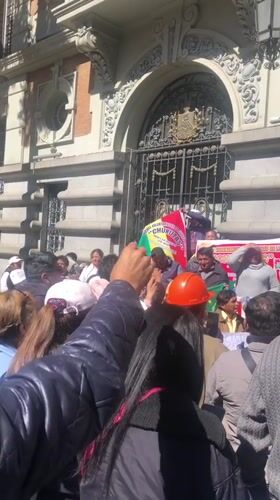 Political demonstration draws crowds to government building in La Paz