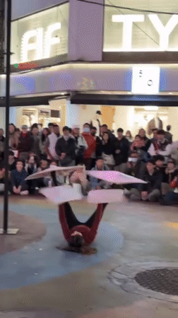 Street performer draws crowds with acrobatics in Taipei