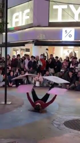 Street performer draws crowds with acrobatics in Taipei