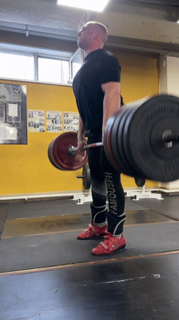 Morning weightlifting session captured at Blagoveshchensk gym