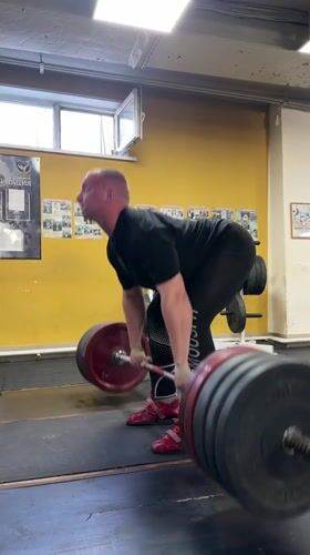 Morning weightlifting session captured at Blagoveshchensk gym