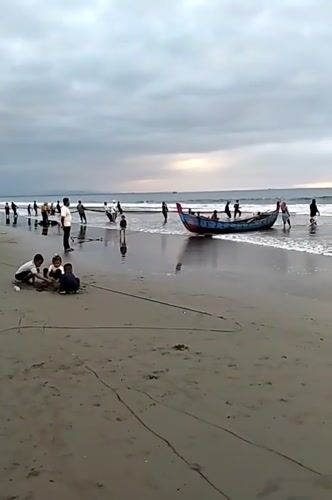 Net hauling and beachside play at dusk in Uleekareung