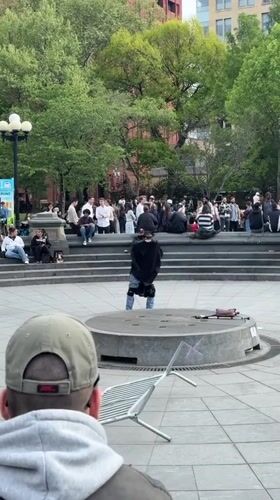 Cape-wearing performer entertains small crowd in NYC public space