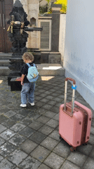 Child with luggage spotted near shrine in Kuta Selatan