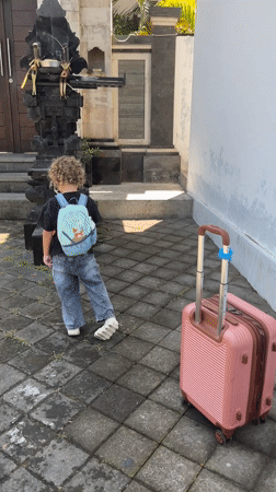 Child with luggage spotted near shrine in Kuta Selatan