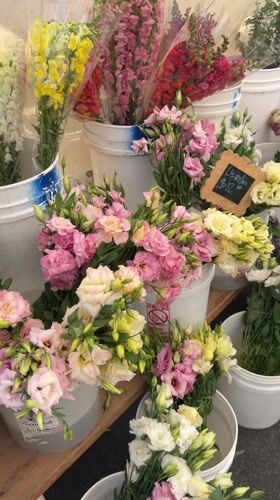 LA farmers market flower vendors active Sunday evening