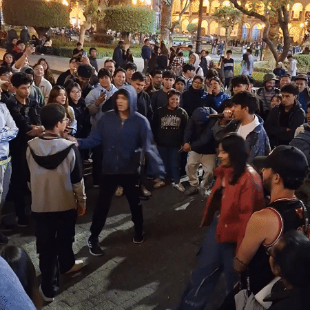 Freestyle rap battle draws crowd at Arequipa cathedral