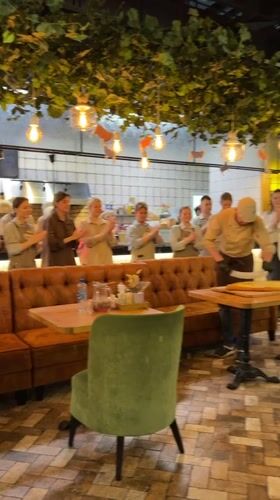 Chef prepares traditional khachapuri for applauding staff in Yekaterinburg