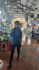 Early morning seafood market activity captured in Hải Phòng