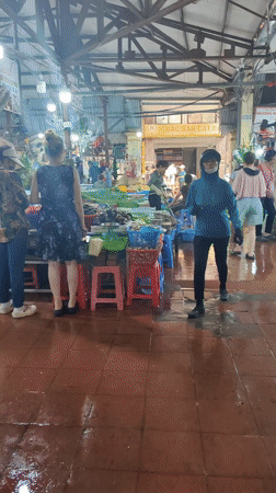 Early morning seafood market activity captured in Hải Phòng