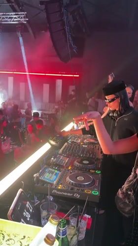 Late-night DJ set lights up a packed Kassandra nightclub