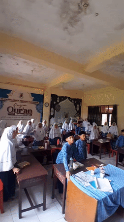 Students participate in religious recitation in Indonesian classroom