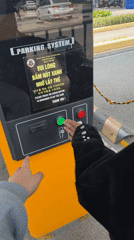 Driver uses multilingual parking kiosk in Đà Nẵng early morning