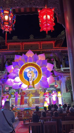 Traditional Vietnamese dancers perform in red, gold costumes in Đà Nẵng