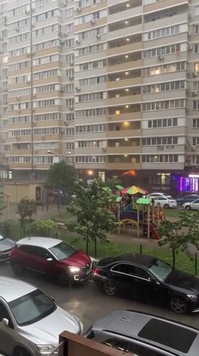 Heavy rainstorm hits Krasnodar residential district, residents document weather