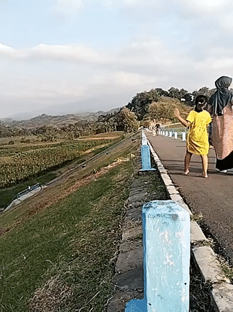 Families enjoy recreation at Jambeyan reservoir dam