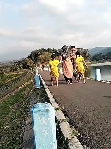Families enjoy recreation at Jambeyan reservoir dam
