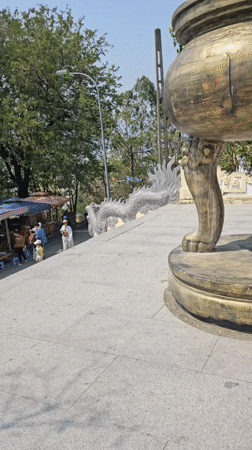 Early morning temple activity documented in Tây Nha Trang