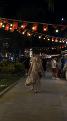 Nighttime street life and beach scenes documented across Đà Nẵng
