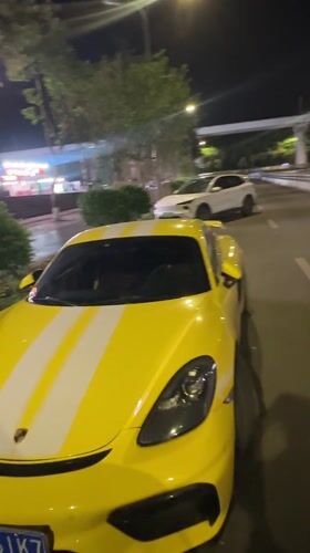 Yellow Porsche spotted parked in Chongqing High-tech Zone