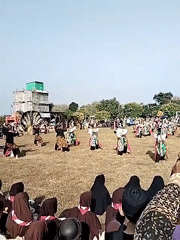 Traditional dance and cultural performance draws crowds in Plosorejo