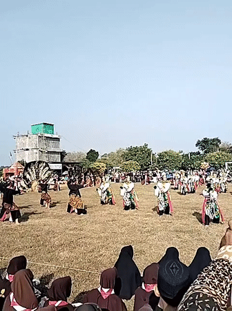 Traditional dance and cultural performance draws crowds in Plosorejo