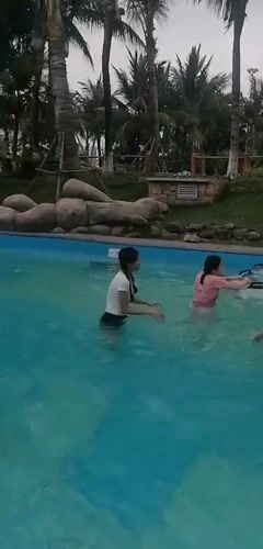 Water park visitors enjoy morning activities in Bai Chay Ward