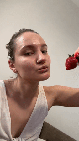 Woman documents morning routine with fruit and selfies in Esenyurt