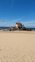 Beachside chapel draws visitors in Vila Nova de Gaia